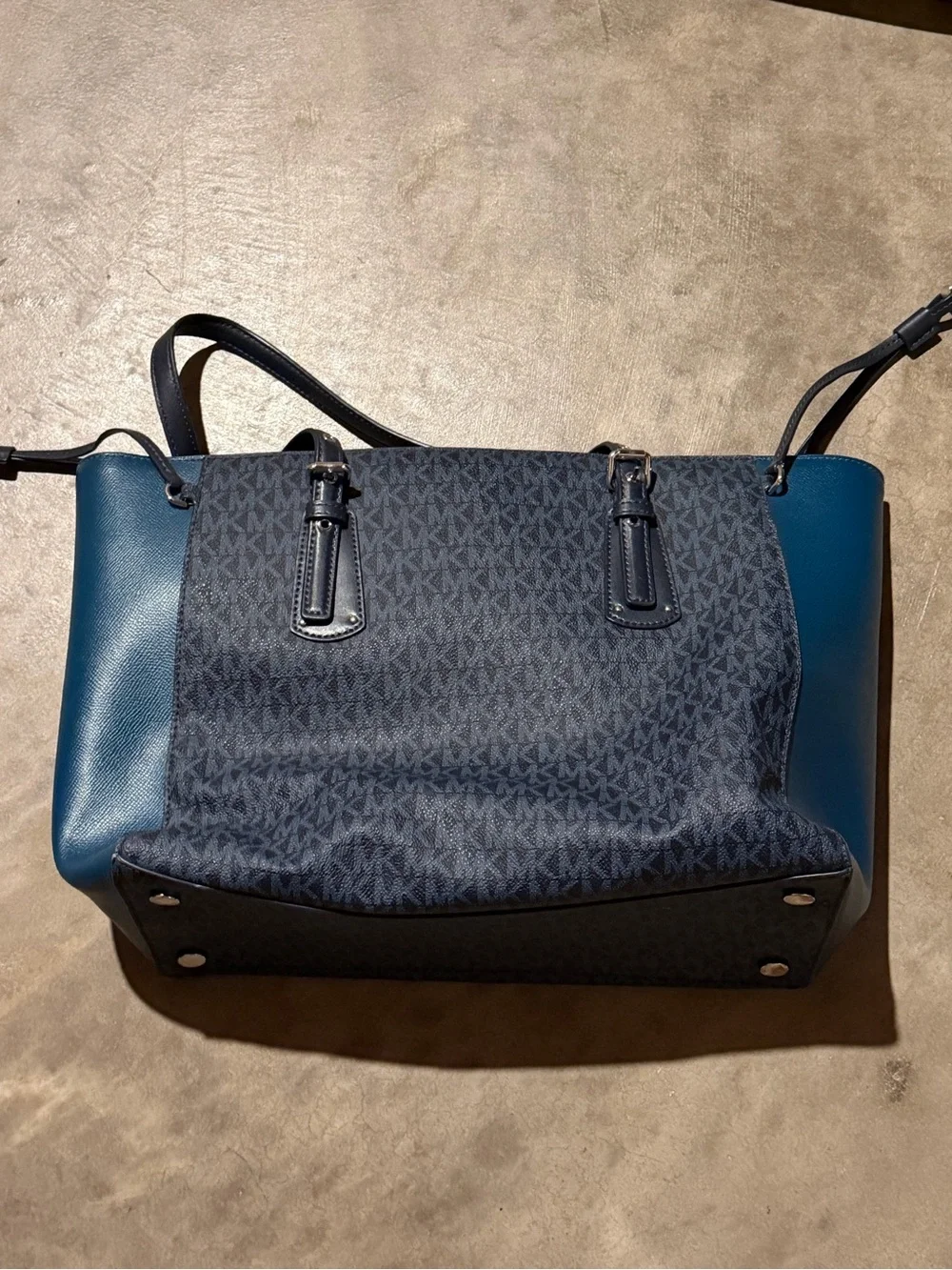 Michael Kors signature mk